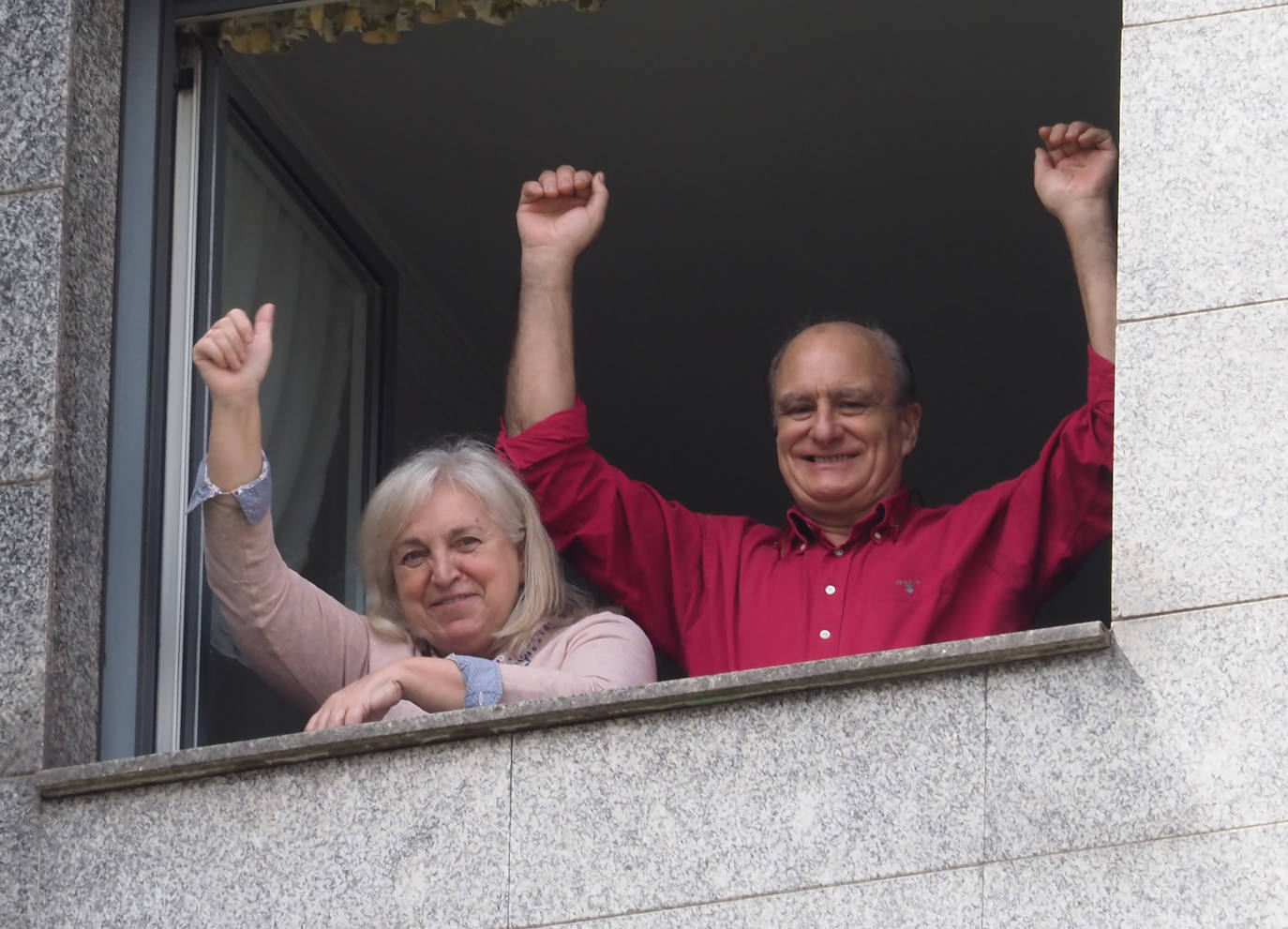 Los vecinos de Gijón volvieron a salir este domingo a las ventanas para disfrutar del vermú dominical.