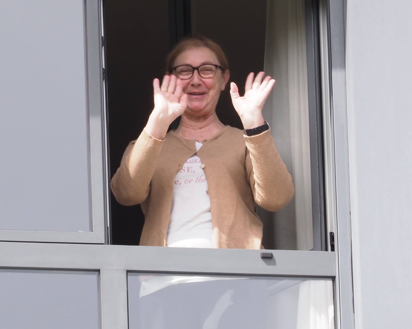 Los vecinos de Gijón volvieron a salir este domingo a las ventanas para disfrutar del vermú dominical.