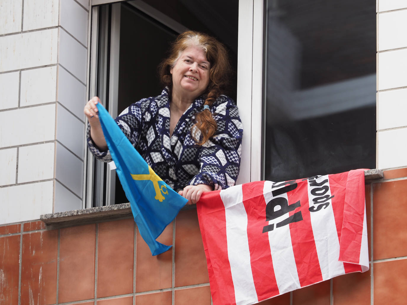 Los vecinos de Gijón volvieron a salir este domingo a las ventanas para disfrutar del vermú dominical.