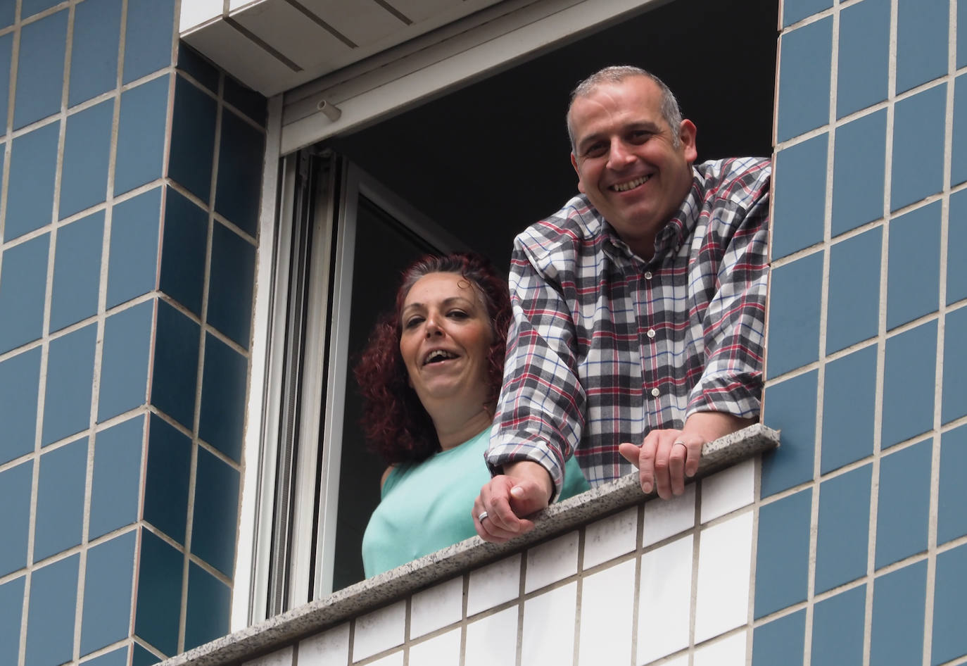 Los vecinos de Gijón volvieron a salir este domingo a las ventanas para disfrutar del vermú dominical.