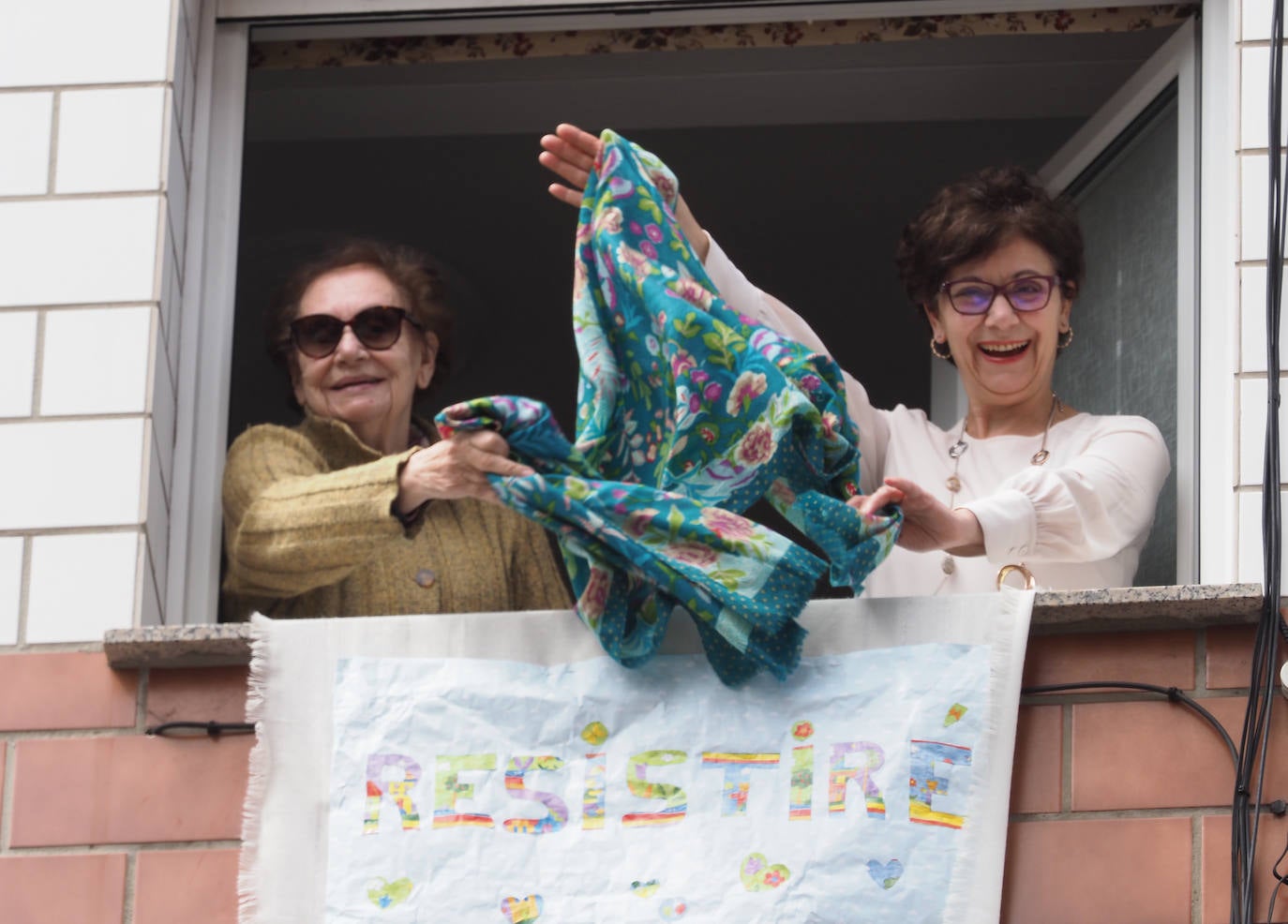 Los vecinos de Gijón volvieron a salir este domingo a las ventanas para disfrutar del vermú dominical.