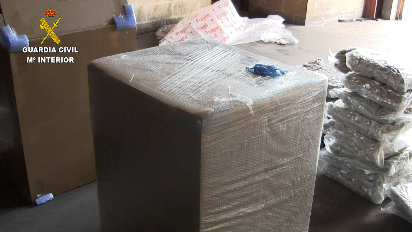 La Guardia Civil ha detenido a dos hombres de 35 y 49 años tras ser sorprendidos cuando acababan de descargar de un camión 76 kilos de marihuana procedente del levante español en un polígono industrial de Carreño.
