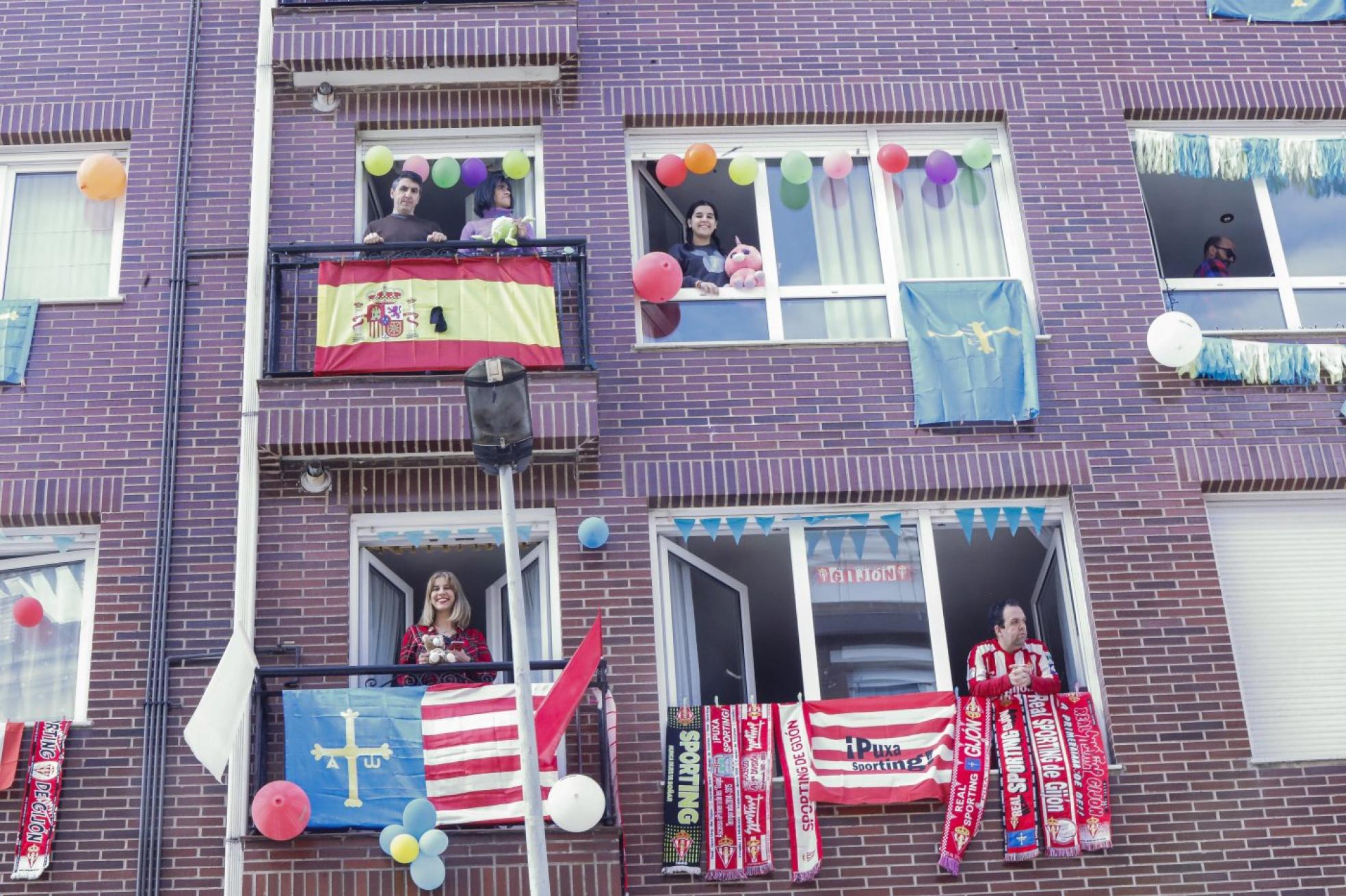 Los vecinos de la calle San Juan, en la Calzada, celebran el vermut del domingo con fervor sportinguista y la música de Jorge Díez Dj. 