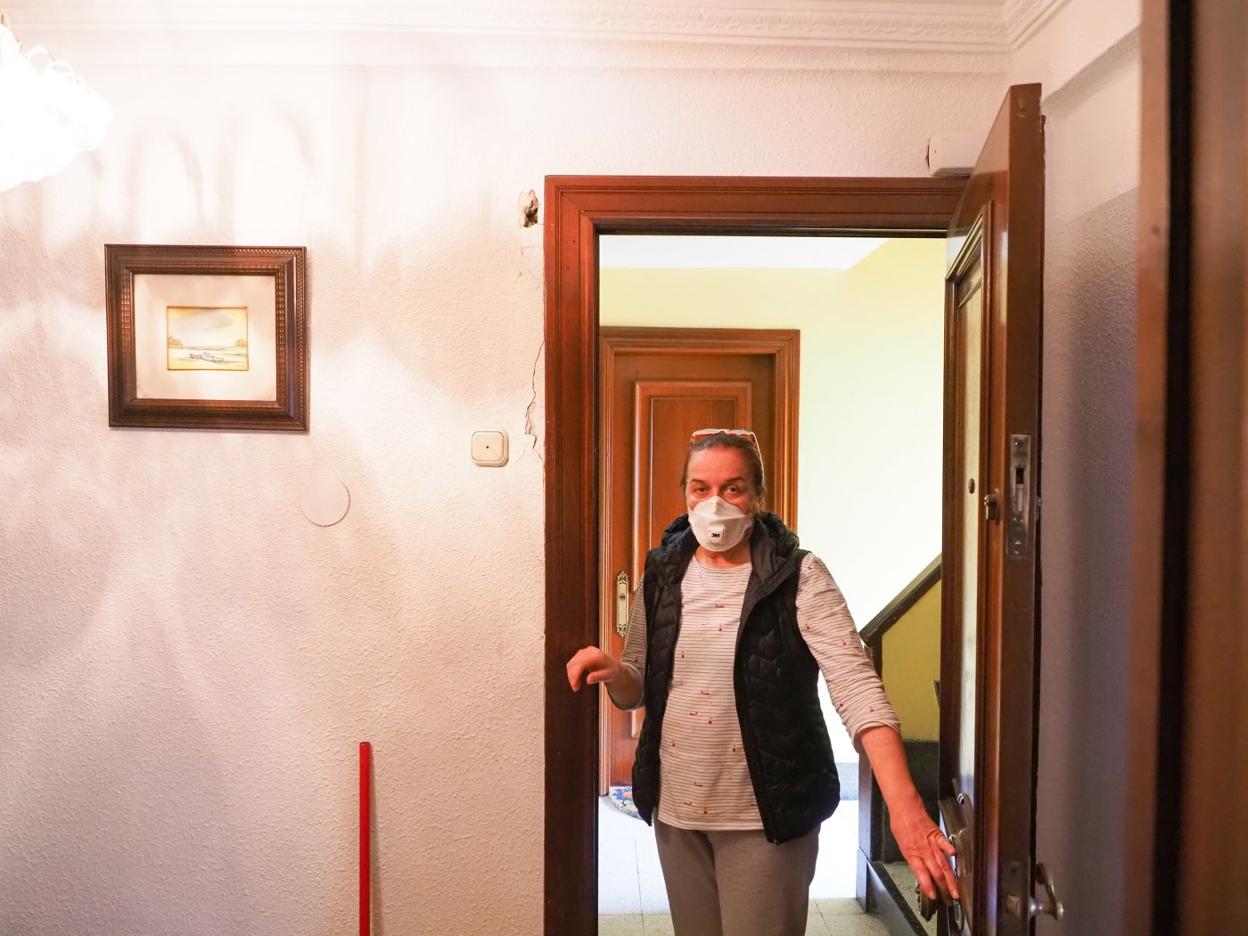 Tina Rodríguez muestra la puerta dañada. 