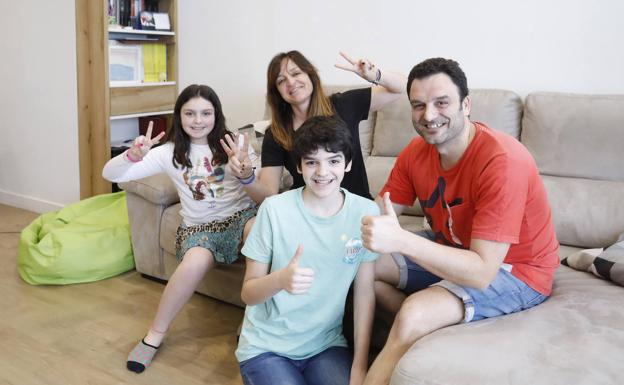 Cristina Iglesias y Héctor Álvarez con sus dos hijos Vera y Mateo. arnaldo garcía