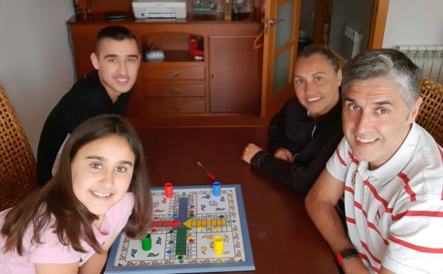 Jaime Álvarez y Patricia Fernández con Pelayo y Ana durante una partida de parchís. e. c.