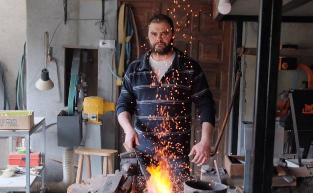 Martín Lombardía, en su taller en Esquíos.