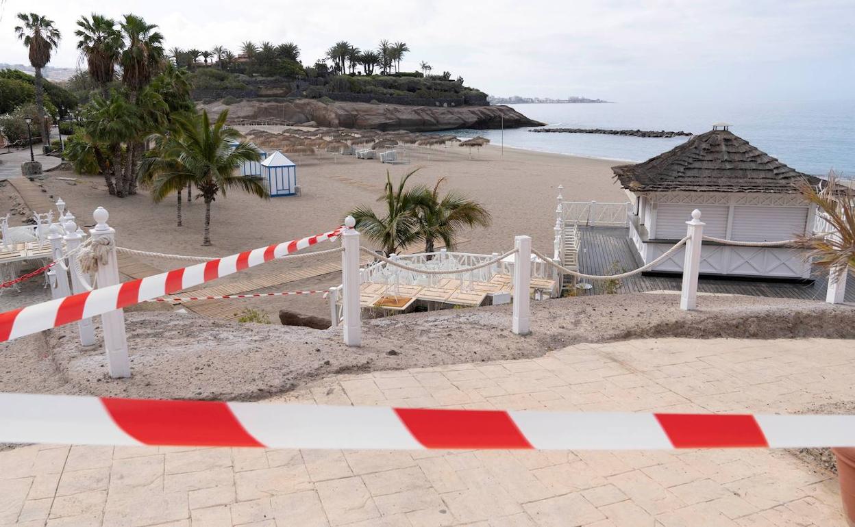 Una de las playas de Adeje (Tenerife) cerrada por la crisis sanitaria.