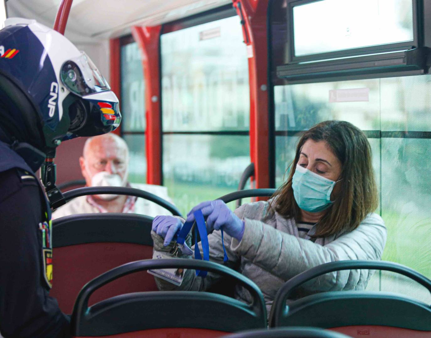 Las región cumple con las normas de seguridad en las salidas ineludibles a la calle. Las mascarillas y los controles se convierten en la tónica habitual de la vida fuera de casa. 
