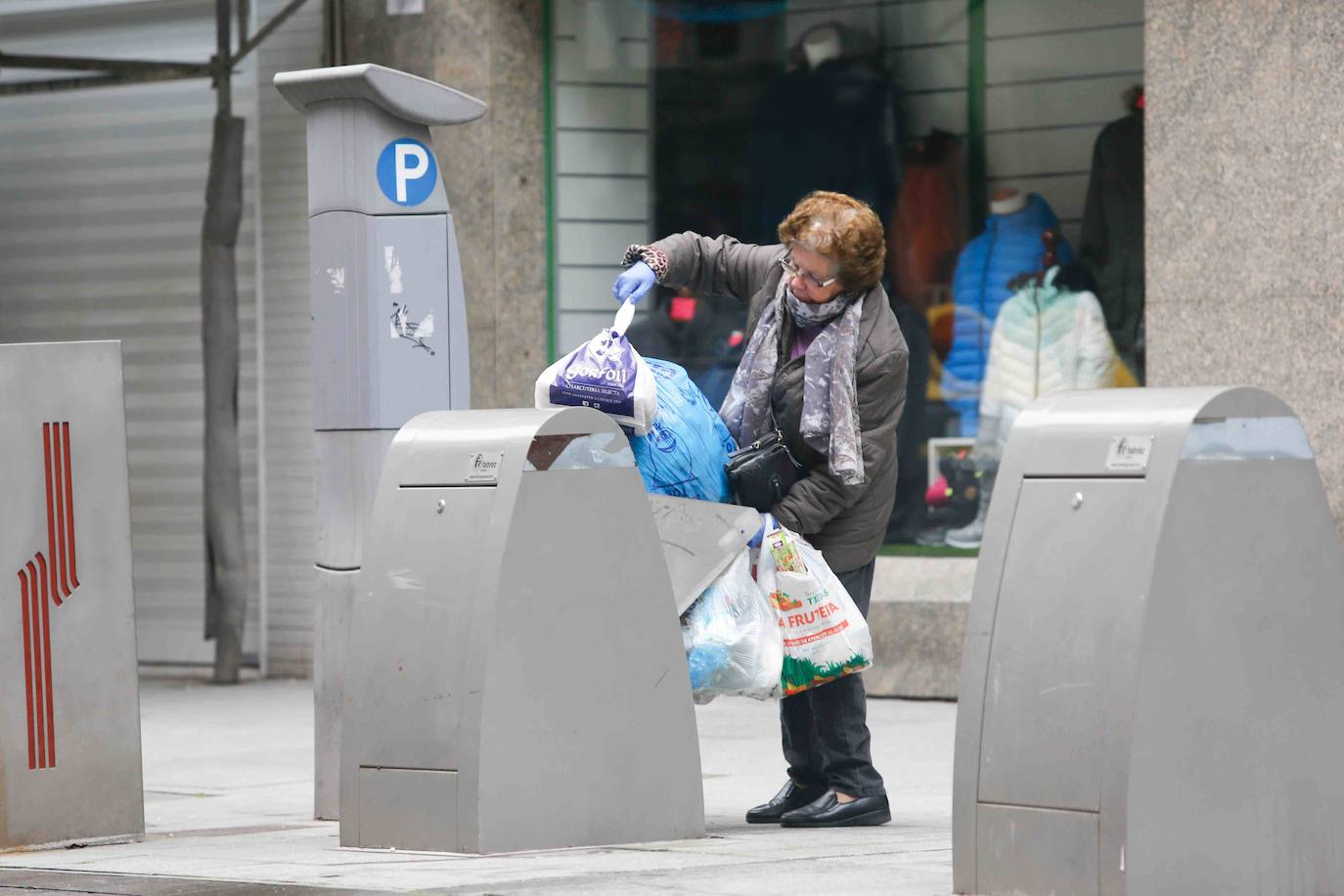 Las región cumple con las normas de seguridad en las salidas ineludibles a la calle. Las mascarillas y los controles se convierten en la tónica habitual de la vida fuera de casa. 
