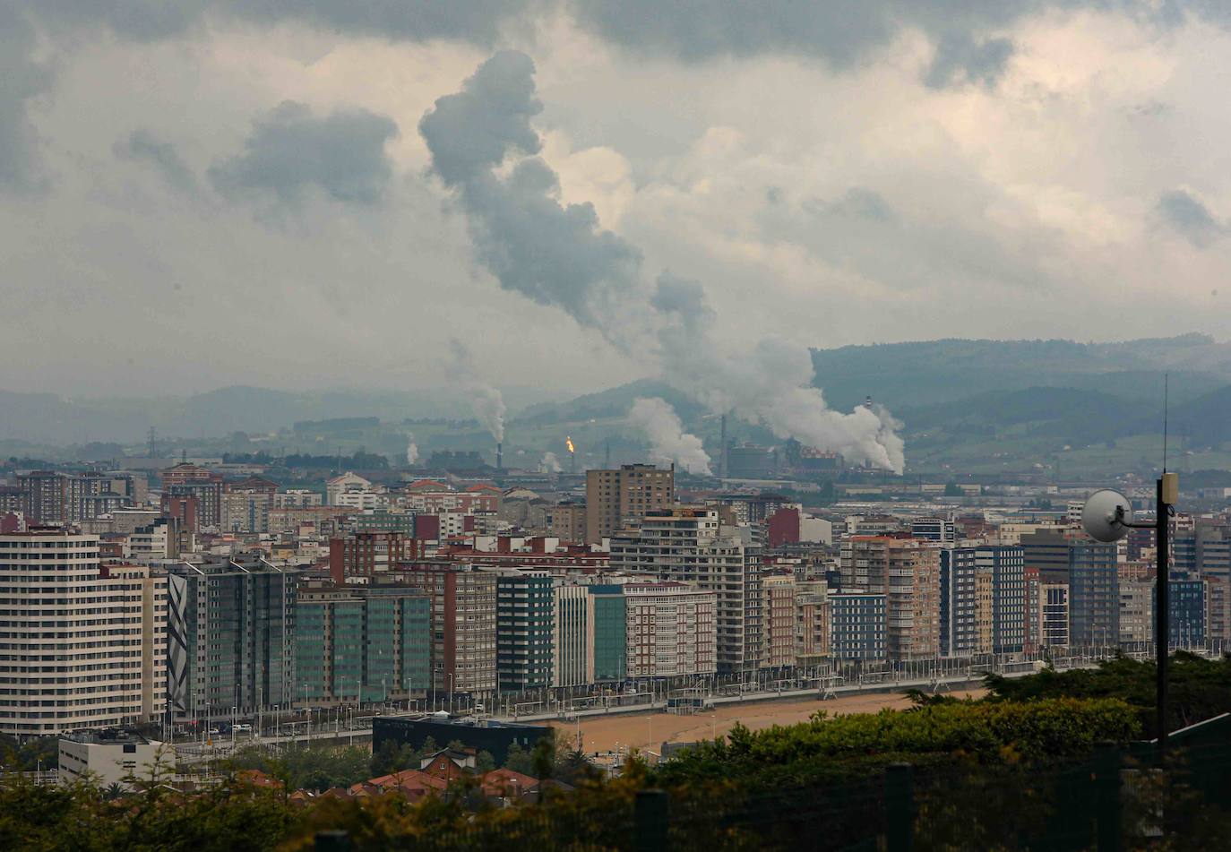Las región cumple con las normas de seguridad en las salidas ineludibles a la calle. Las mascarillas y los controles se convierten en la tónica habitual de la vida fuera de casa. 