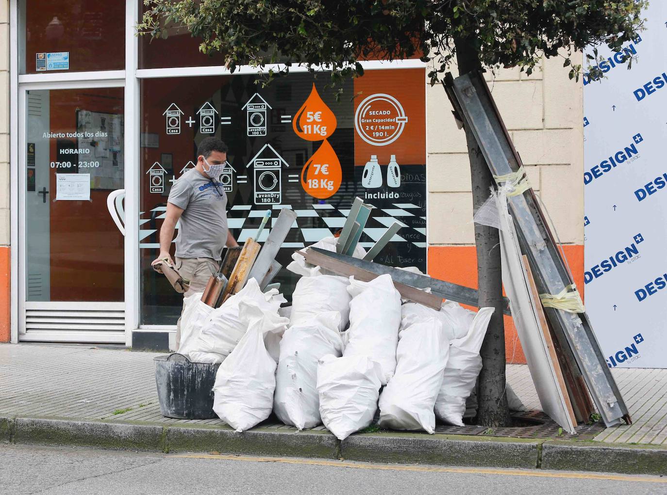 Las región cumple con las normas de seguridad en las salidas ineludibles a la calle. Las mascarillas y los controles se convierten en la tónica habitual de la vida fuera de casa. 