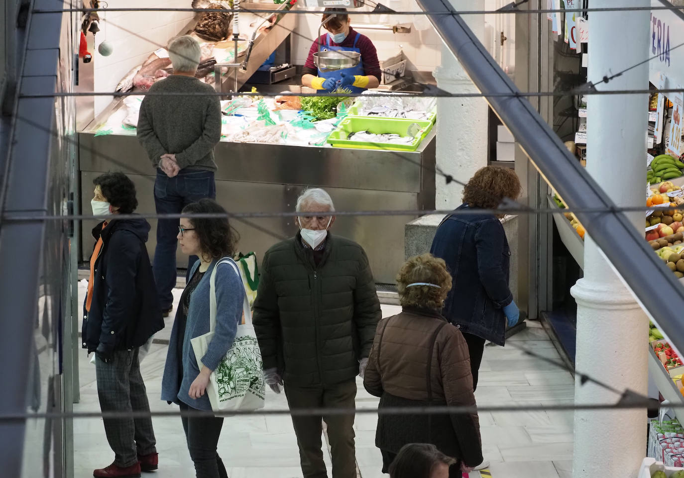 Las región cumple con las normas de seguridad en las salidas ineludibles a la calle. Las mascarillas y los controles se convierten en la tónica habitual de la vida fuera de casa. 