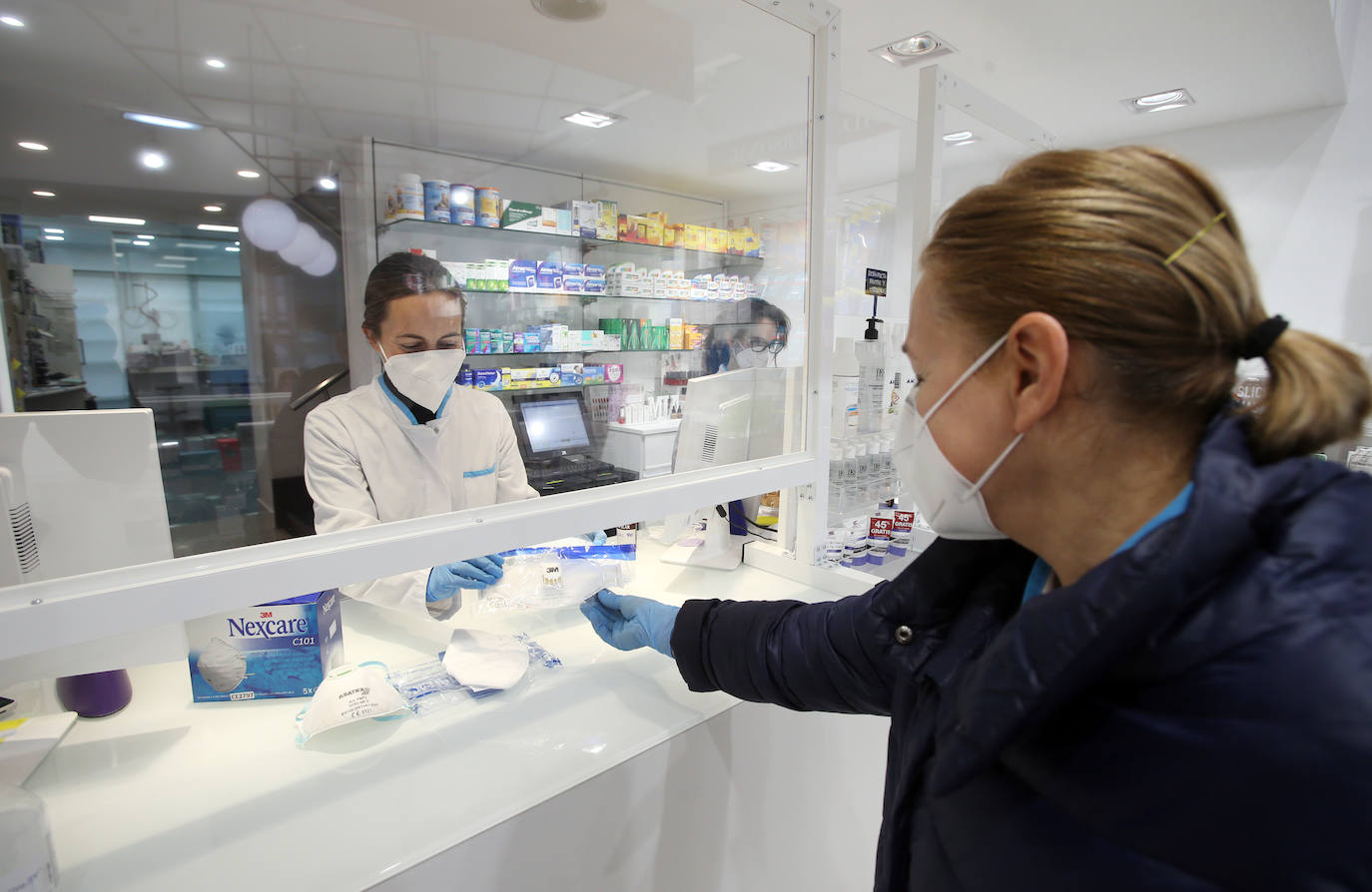 Las región cumple con las normas de seguridad en las salidas ineludibles a la calle. Las mascarillas y los controles se convierten en la tónica habitual de la vida fuera de casa. 