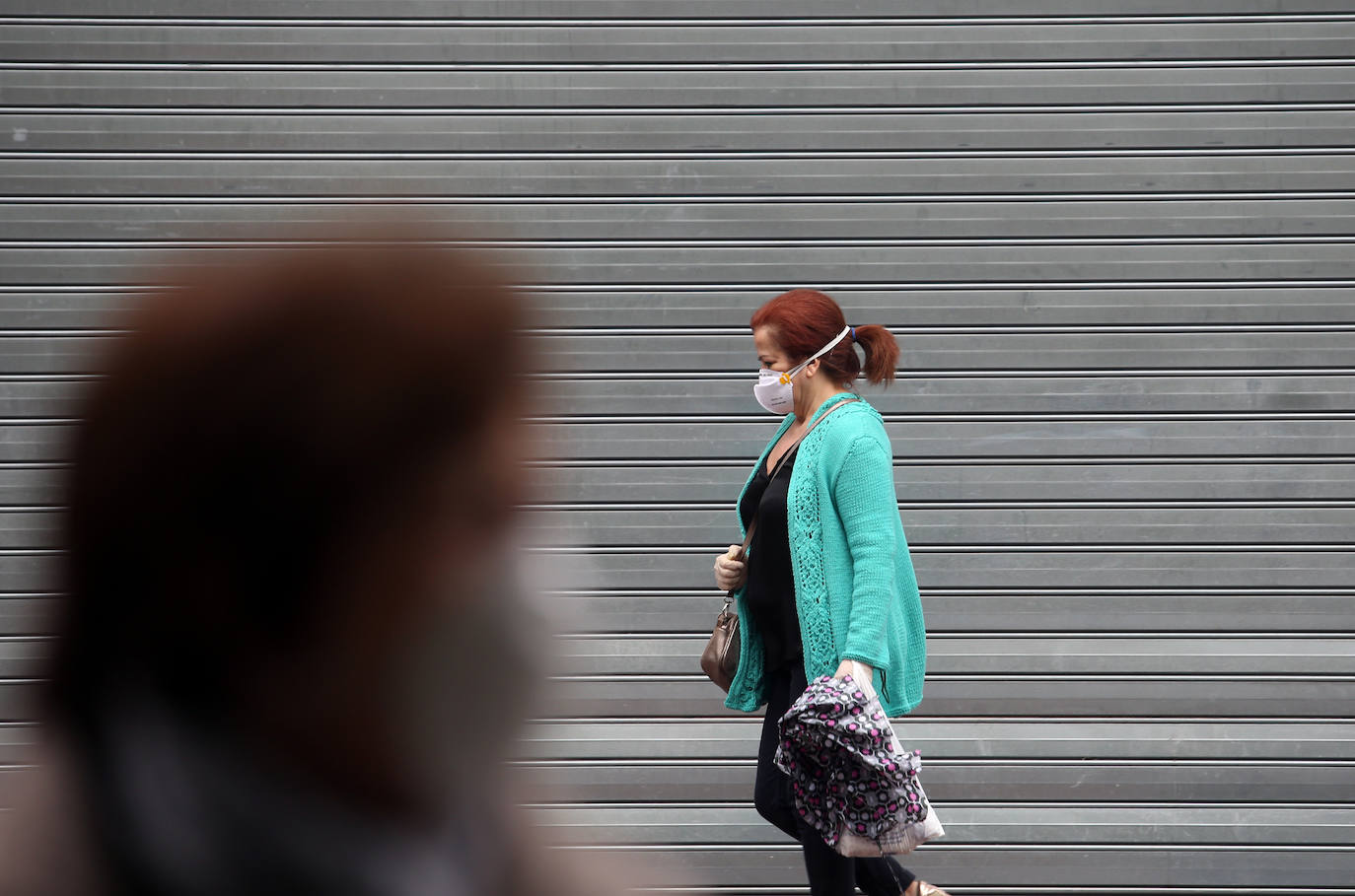 Las región cumple con las normas de seguridad en las salidas ineludibles a la calle. Las mascarillas y los controles se convierten en la tónica habitual de la vida fuera de casa. 