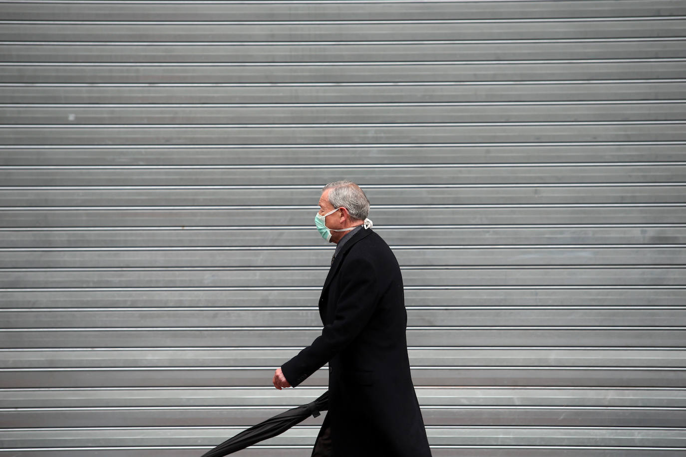 Las región cumple con las normas de seguridad en las salidas ineludibles a la calle. Las mascarillas y los controles se convierten en la tónica habitual de la vida fuera de casa. 