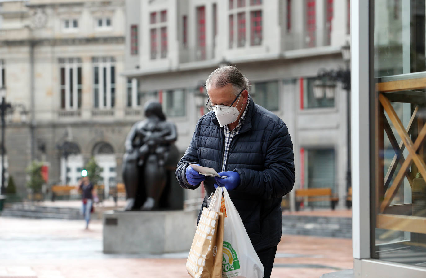Las región cumple con las normas de seguridad en las salidas ineludibles a la calle. Las mascarillas y los controles se convierten en la tónica habitual de la vida fuera de casa. 