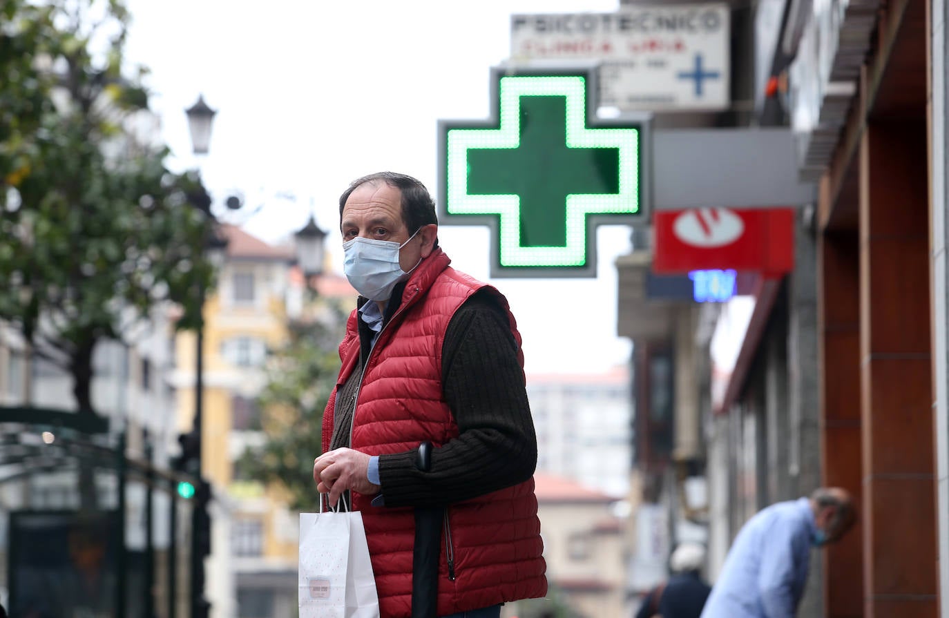 Las región cumple con las normas de seguridad en las salidas ineludibles a la calle. Las mascarillas y los controles se convierten en la tónica habitual de la vida fuera de casa. 
