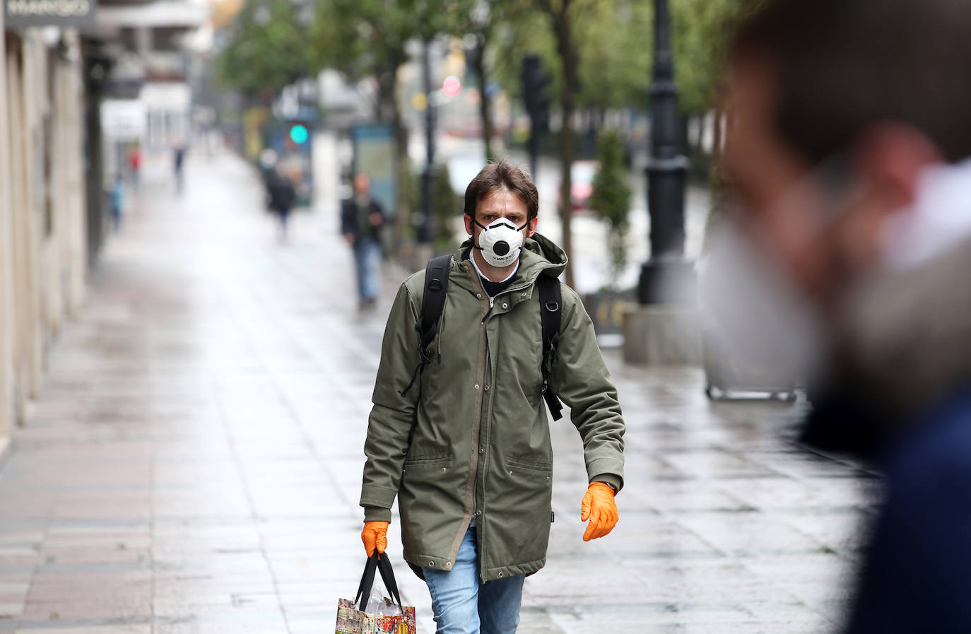 Las región cumple con las normas de seguridad en las salidas ineludibles a la calle. Las mascarillas y los controles se convierten en la tónica habitual de la vida fuera de casa. 
