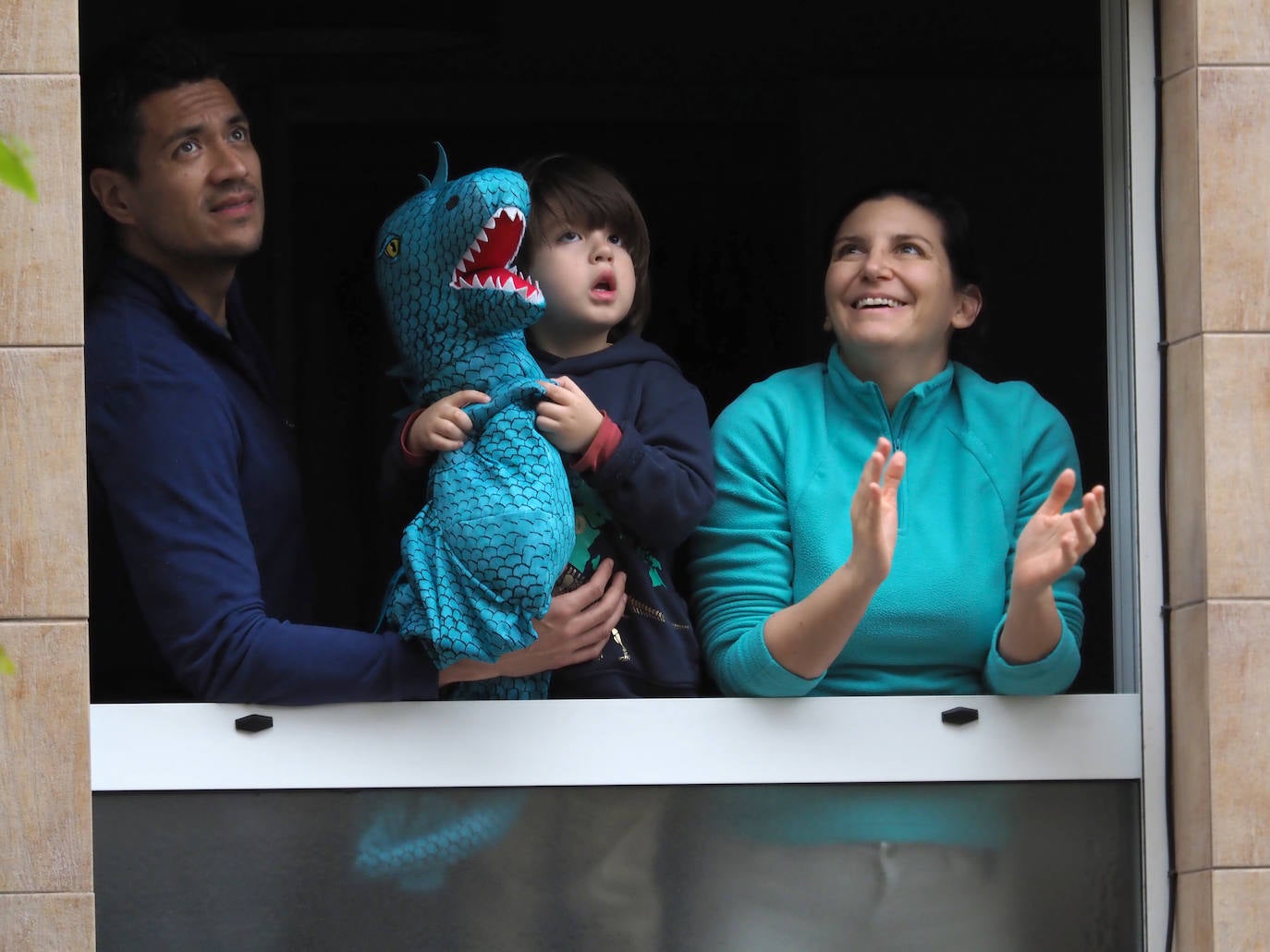 El barrio gijonés de El Coto se ha volcado para celebrar el cumpleaños de su vecina, Andrea, que vive en la calle Conde Toreno.