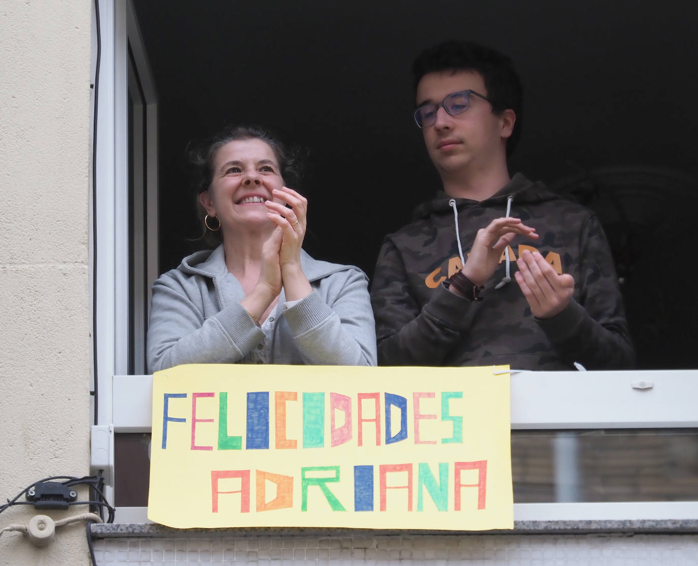 El barrio gijonés de El Coto se ha volcado para celebrar el cumpleaños de su vecina, Andrea, que vive en la calle Conde Toreno.