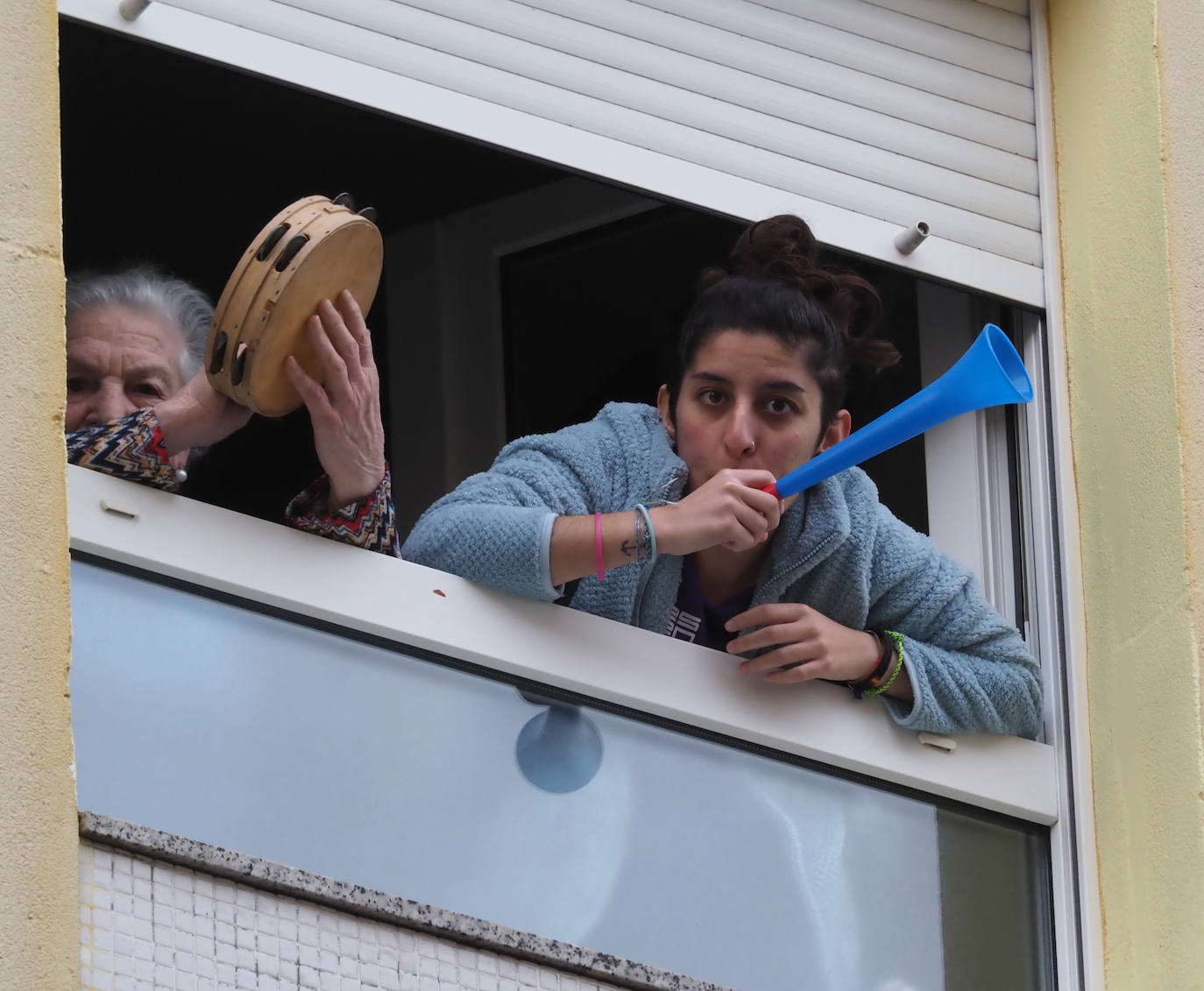 El barrio gijonés de El Coto se ha volcado para celebrar el cumpleaños de su vecina, Andrea, que vive en la calle Conde Toreno.