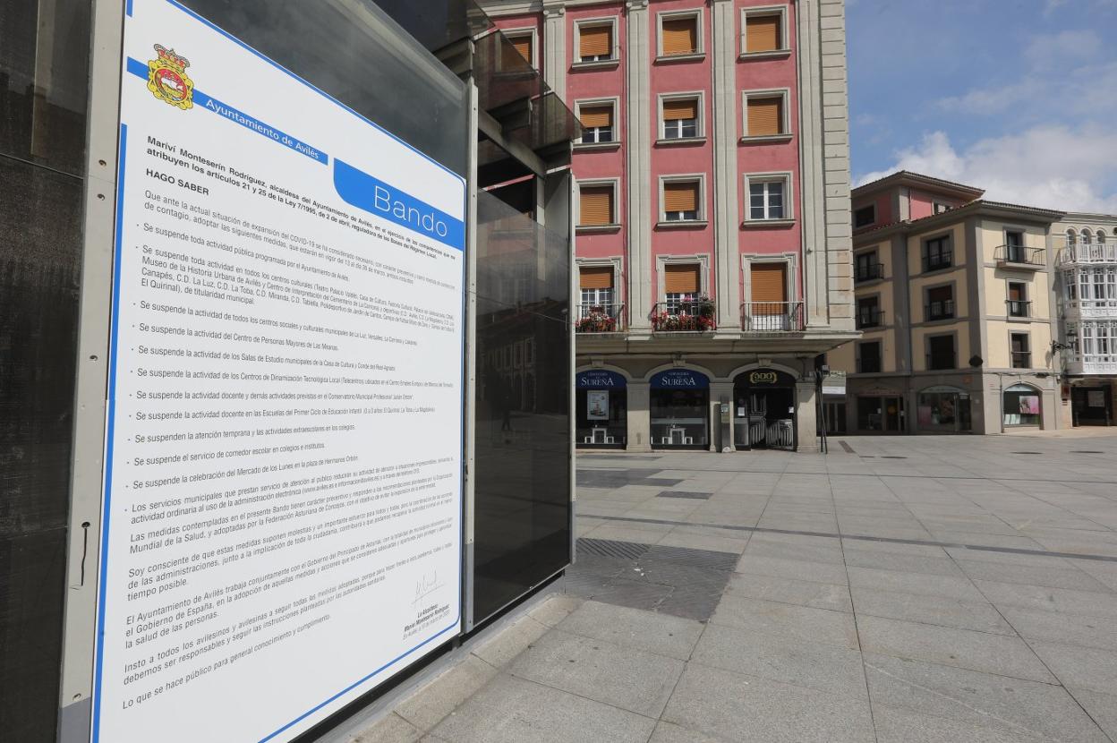 La plaza de España, ayer vacía, con el bando de la alcaldesa decretando el cierre de los espacios sociales y culturales. 