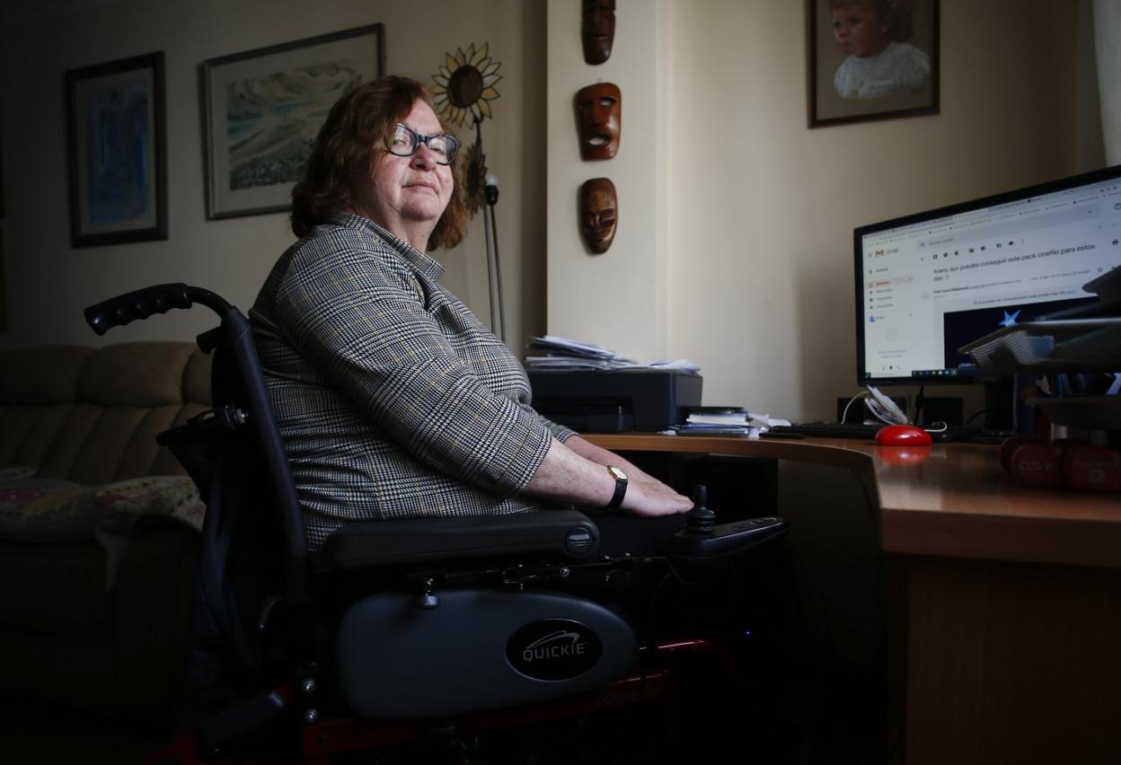 A Anany Hayn, con esclerosis múltiple, le gusta mucho ver películas y series, además de cocinar, así se entretiene en casa durante el confinamiento. 