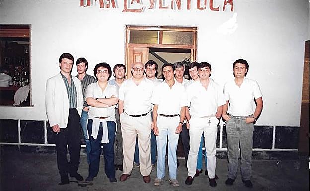 Pepe Riestra, Manolo Junquera, José Luis Quirós, Luis Vigil, Jesús, director de la Casa de Cultura, Ricardo Junquera, Arabí Ahmed, Cándido Friera, Rogelio Quidiello, Jorge Martínez y Joaquín Ornia. 