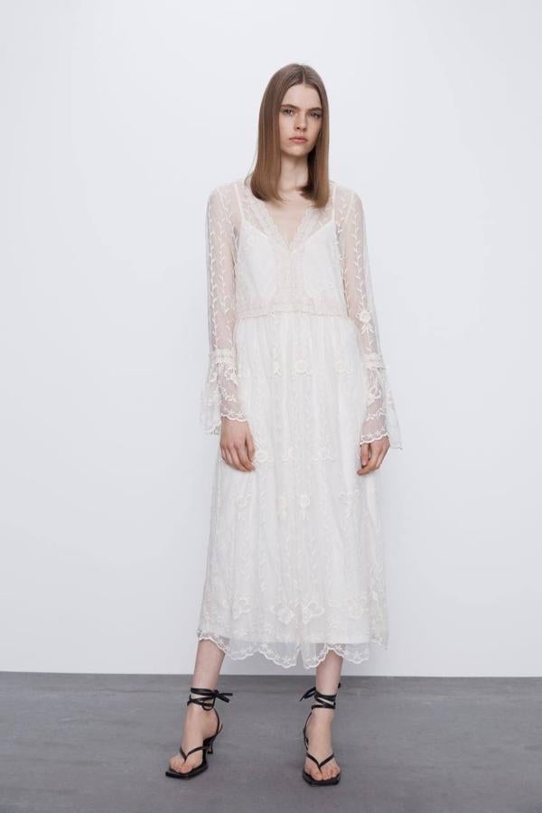 Vestido con bordados, tejido semitransparente y escote en pico de Zara, 15,99 euros.