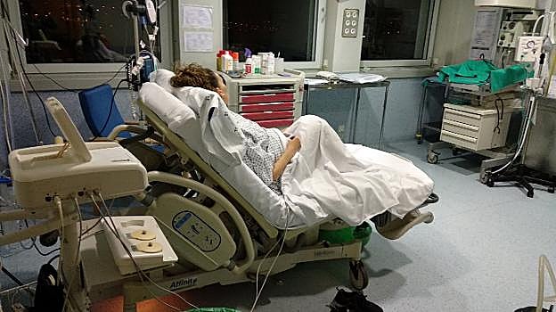 Una madre, sola en una de las salas de partos del Hospital Universitario San Agustín. 