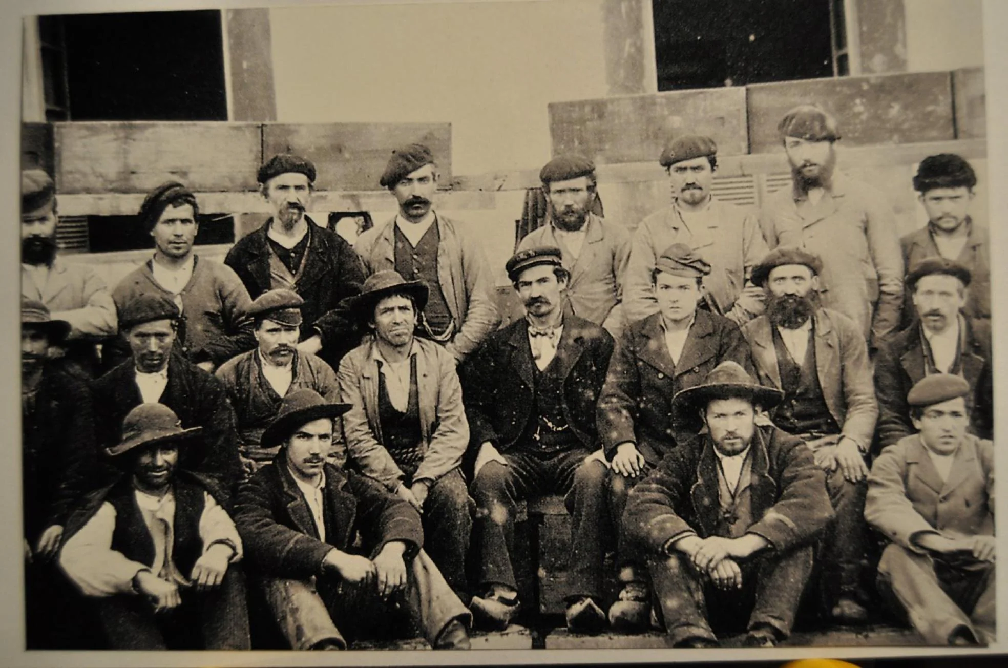 Trabajadores del taller de carpintería en 1880. 