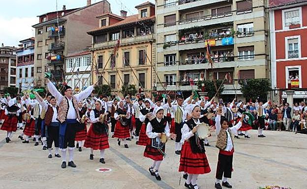 Decenas de personas siguen la danza del Portal en la plaza del Ayuntamiento el año pasado..