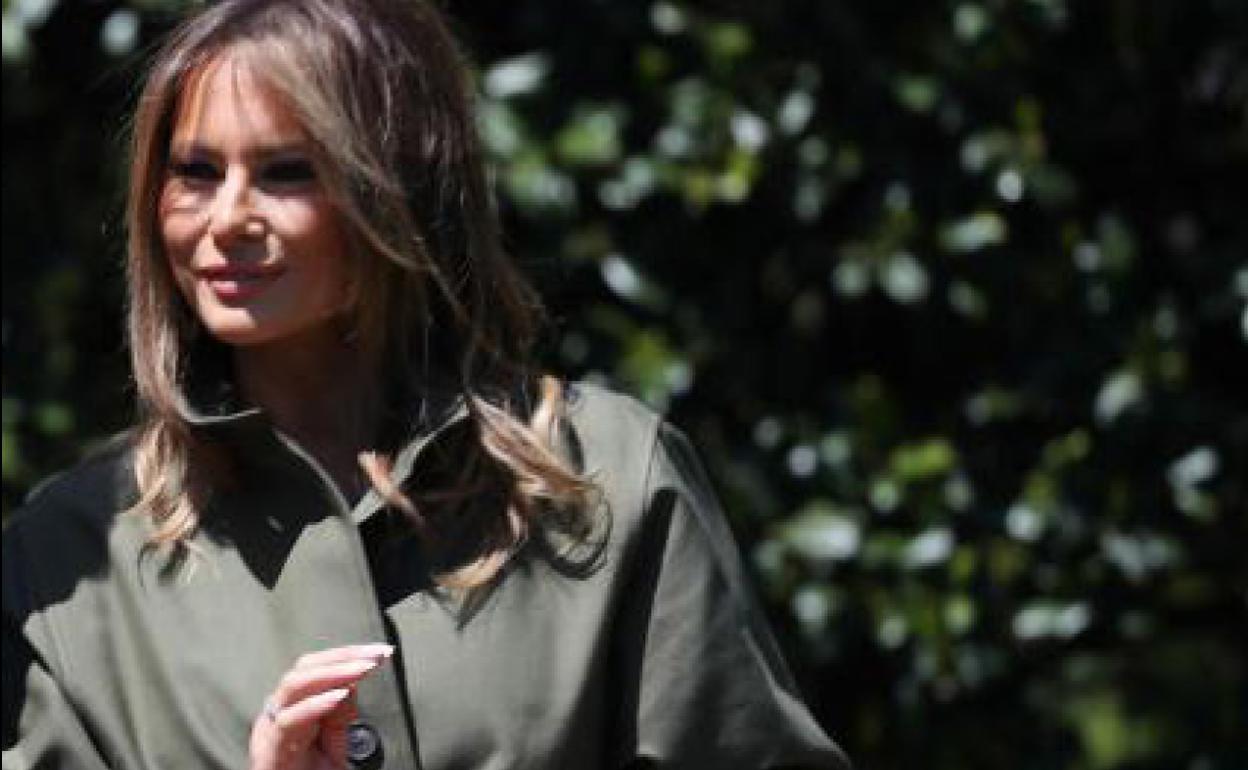 El trench de más de 2.000 euros de Melania Trump del que todo el mundo está hablando