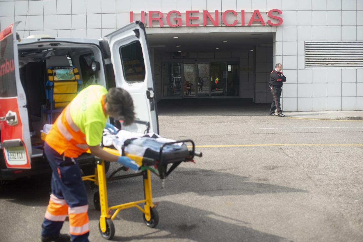 Una ambulancia en la entrada de Urgencias del San Agustín. 