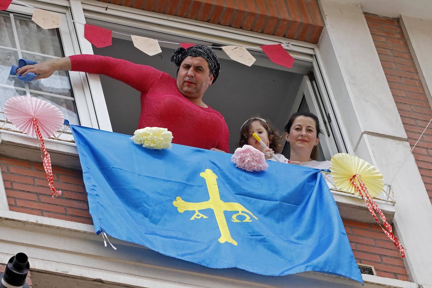 Vecinos del barrio de Contrueces se divierten este domingo desde sus ventanas emulando la estética del videoclip de Queen 'I want to break free'. 