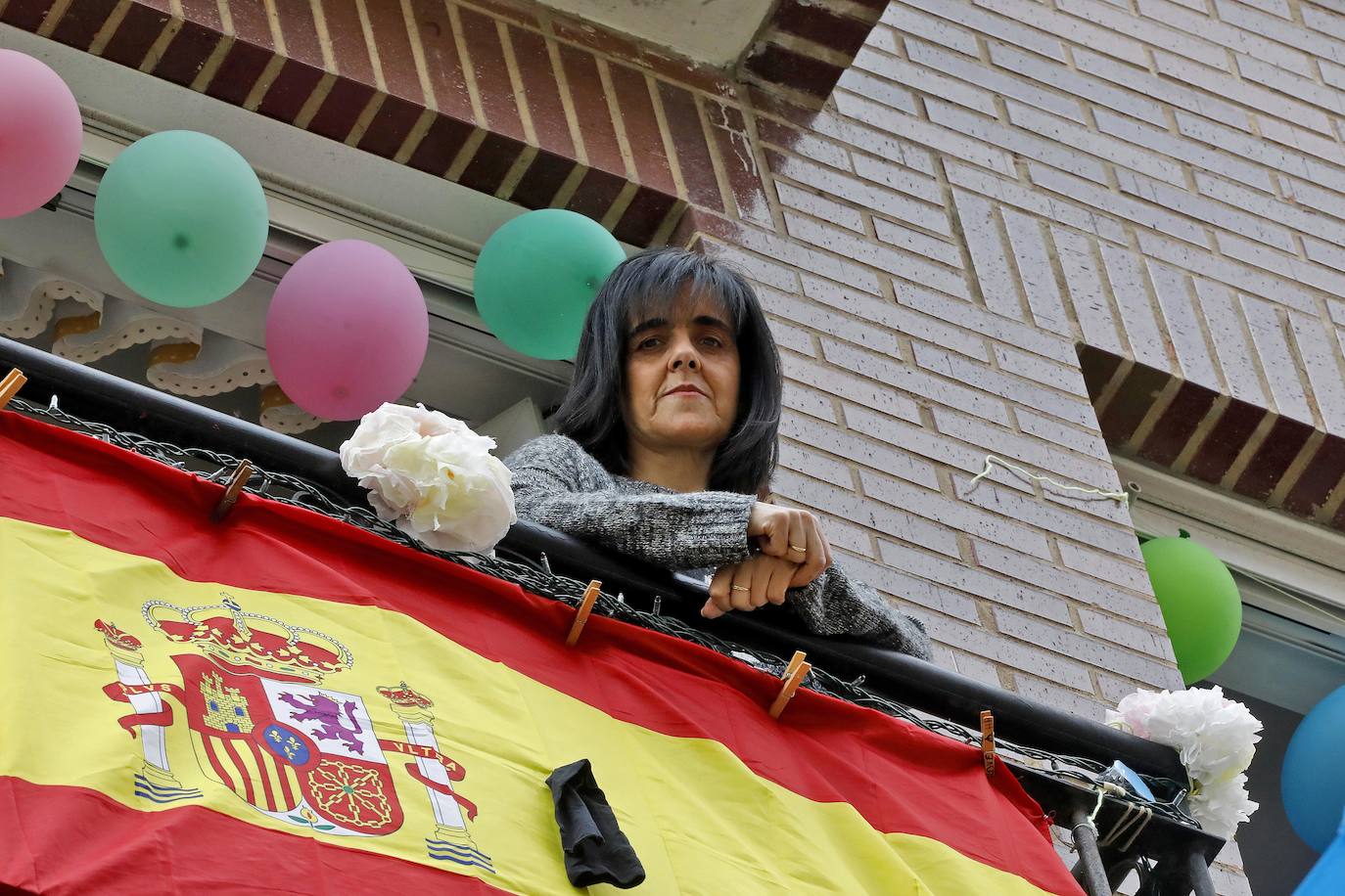 Vecinos del barrio de Contrueces se divierten este domingo desde sus ventanas emulando la estética del videoclip de Queen 'I want to break free'. 