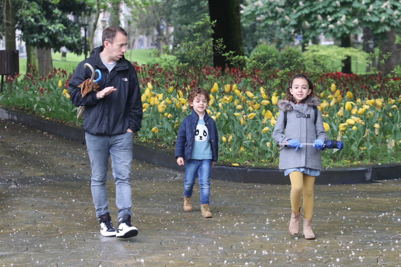 Los niños de Oviedo ponen al mal tiempo buena cara y salen a disfrutar de sus calles