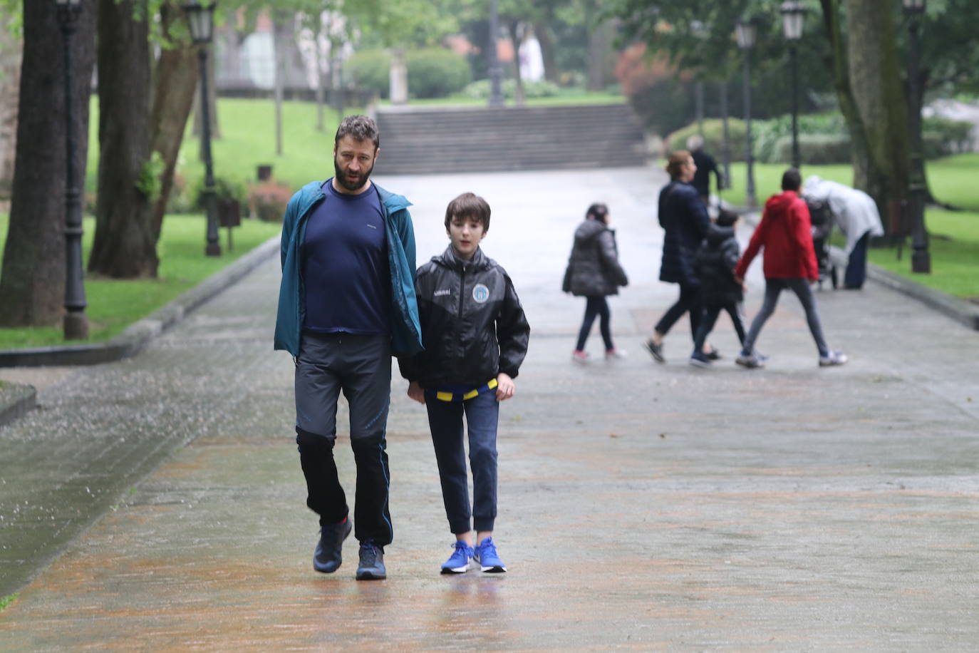 Los niños de Oviedo ponen al mal tiempo buena cara y salen a disfrutar de sus calles