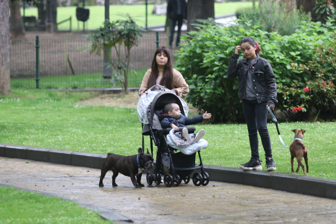 Los niños de Oviedo ponen al mal tiempo buena cara y salen a disfrutar de sus calles