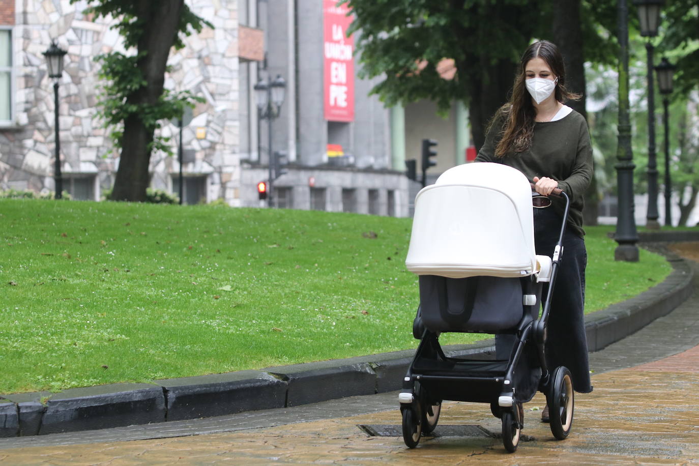 Los niños de Oviedo ponen al mal tiempo buena cara y salen a disfrutar de sus calles