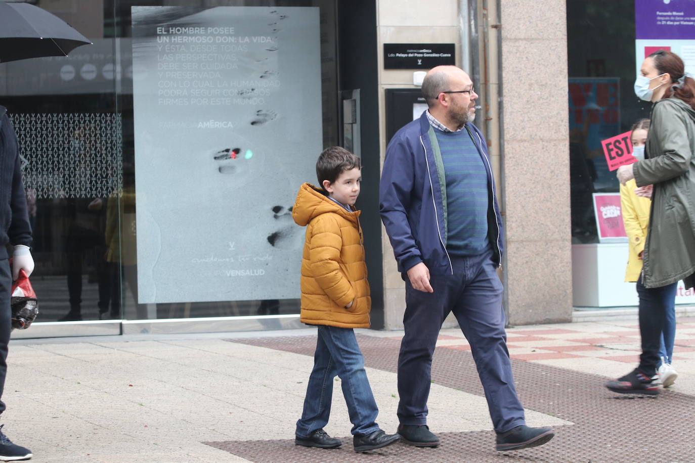 Los niños de Oviedo ponen al mal tiempo buena cara y salen a disfrutar de sus calles