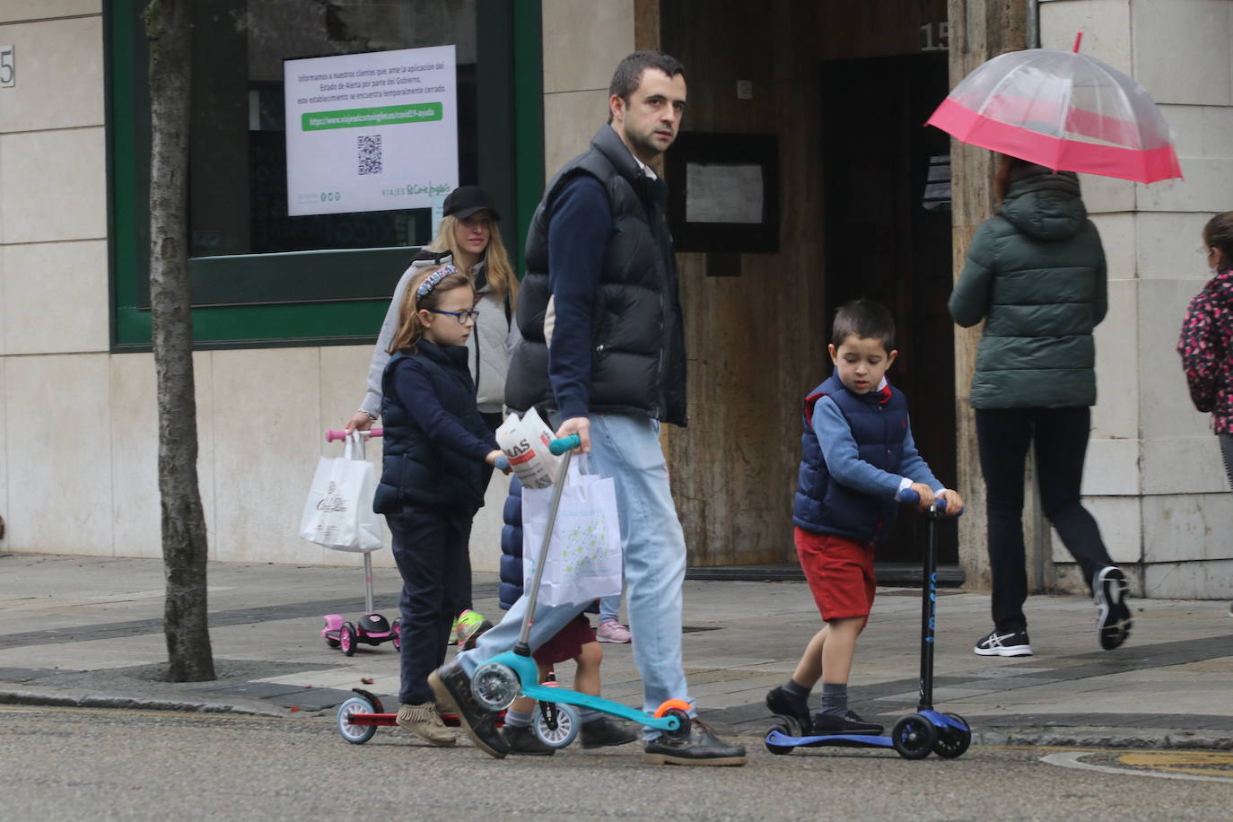 Los niños de Oviedo ponen al mal tiempo buena cara y salen a disfrutar de sus calles