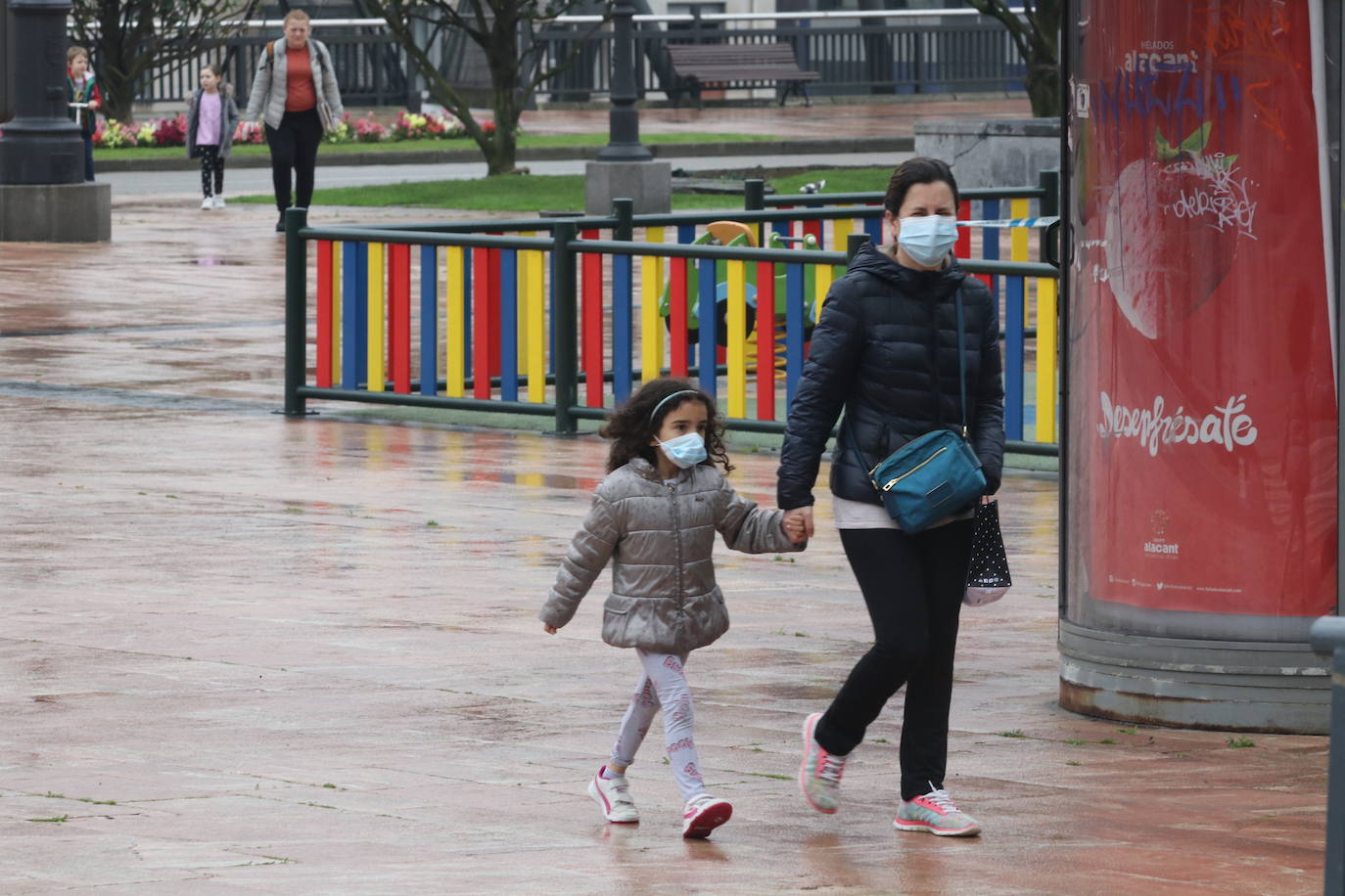 Los niños de Oviedo ponen al mal tiempo buena cara y salen a disfrutar de sus calles