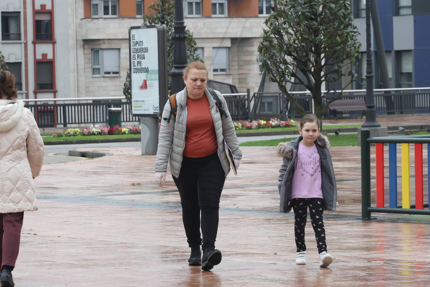 Los niños de Oviedo ponen al mal tiempo buena cara y salen a disfrutar de sus calles