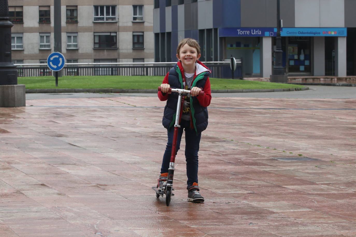 Los niños de Oviedo ponen al mal tiempo buena cara y salen a disfrutar de sus calles