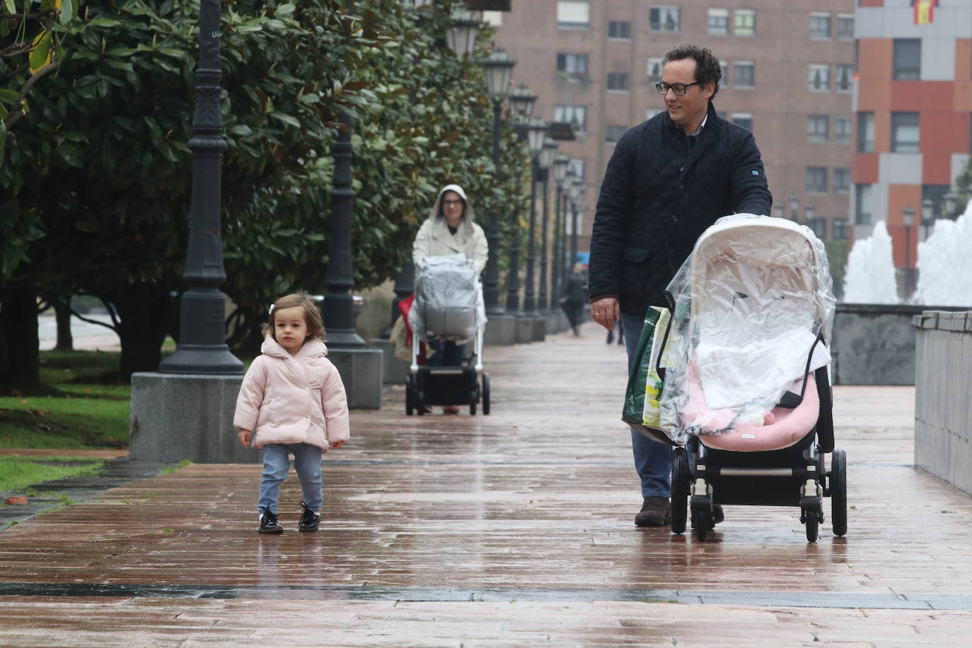 Los niños de Oviedo ponen al mal tiempo buena cara y salen a disfrutar de sus calles