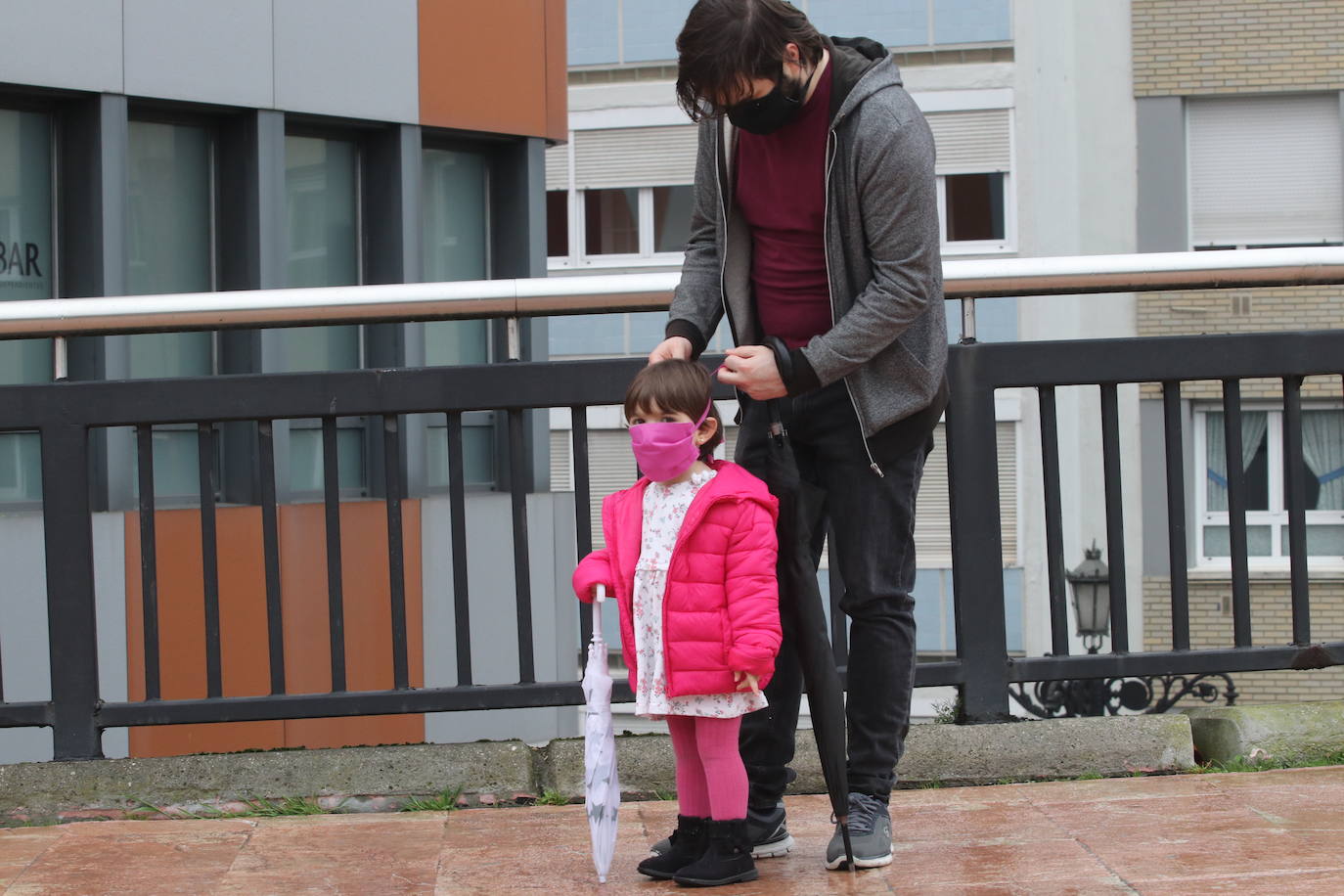 Los niños de Oviedo ponen al mal tiempo buena cara y salen a disfrutar de sus calles