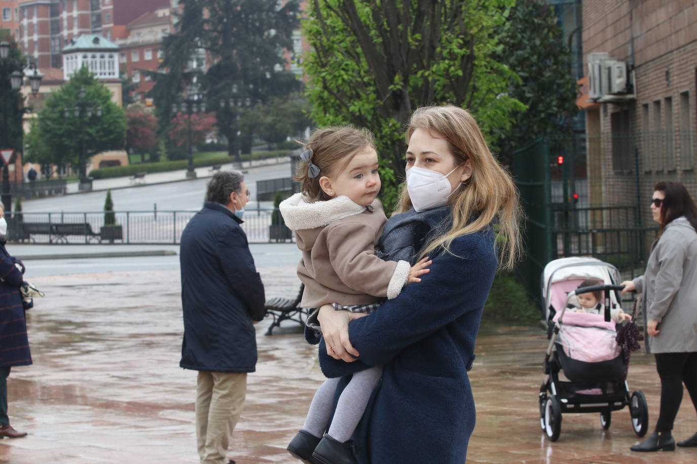 Los niños de Oviedo ponen al mal tiempo buena cara y salen a disfrutar de sus calles