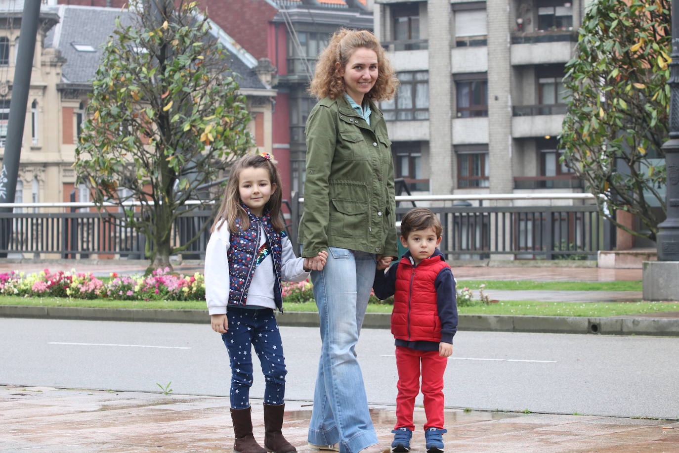 Los niños de Oviedo ponen al mal tiempo buena cara y salen a disfrutar de sus calles